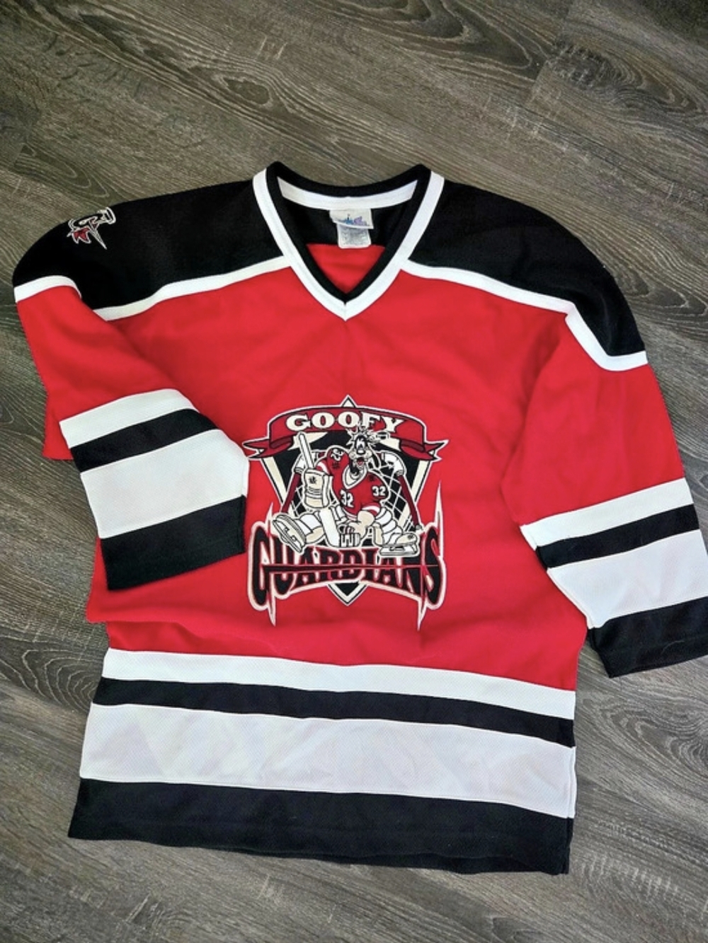 Disneyland Goofy 32 jersey Red Black Size Medium Like New